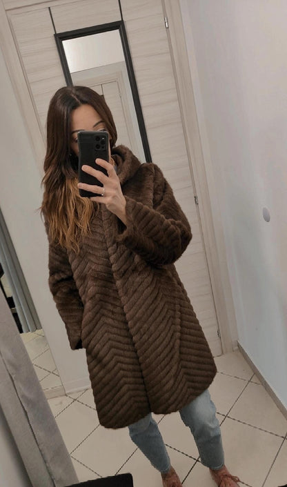 Cappotto con cappuccio in eco pelliccia