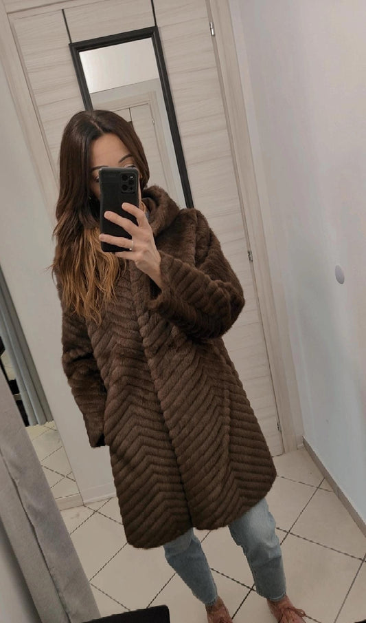 Cappotto con cappuccio in eco pelliccia